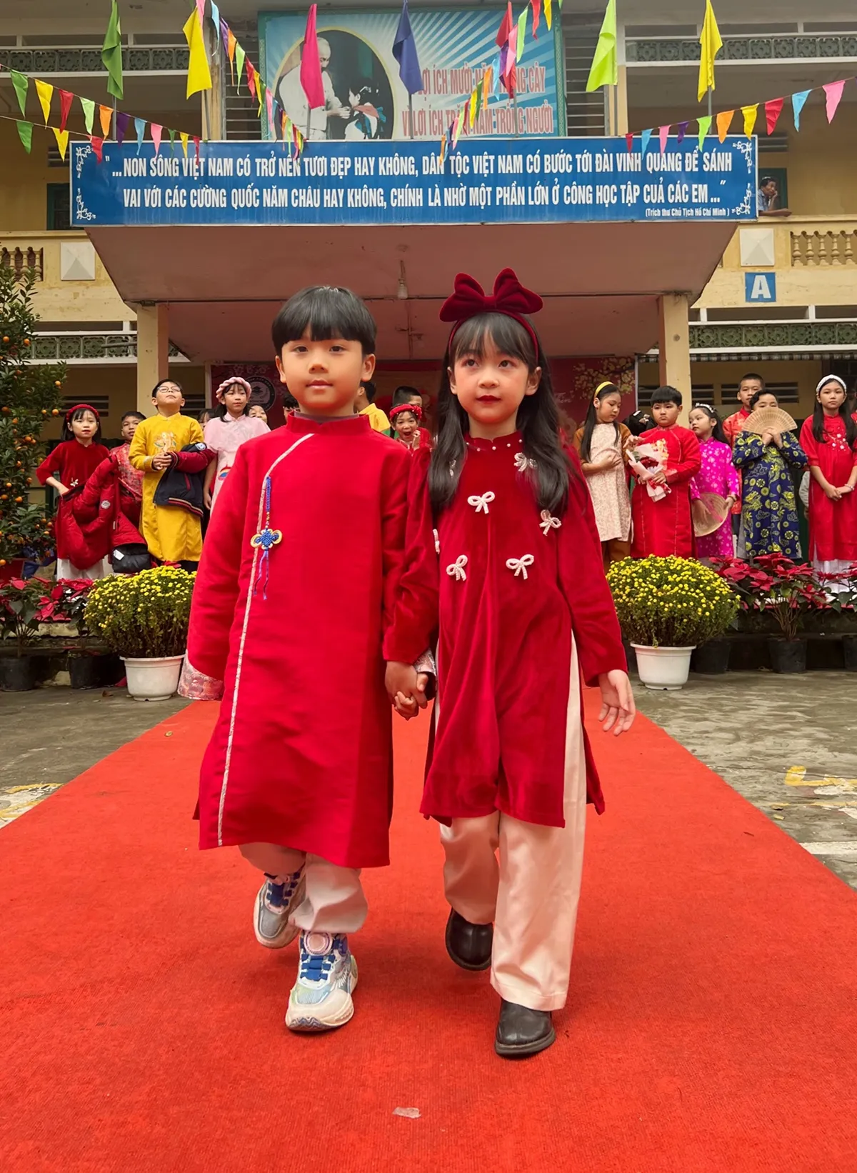 trinh-dien-ao-dai-thieu-nhi-0 Học sinh tiểu học hào hứng tham gia các hoạt động trải nghiệm lễ hội truyền thống trong trang phục dân tộc