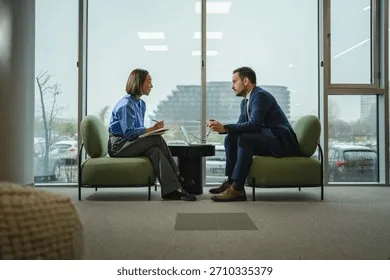 two-diverse-professionals-modern-office-260nw-2710335379 Đối thoại trực tiếp là chìa khóa để giải quyết triệt để các mâu thuẫn ngầm