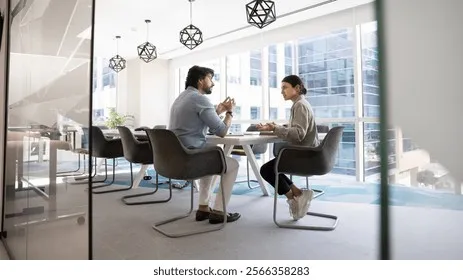 two-male-female-coworkers-talking-260nw-2566358283 Lắng nghe thấu cảm là bước đầu tiên để xây dựng sự đồng thuận trong giao tiếp