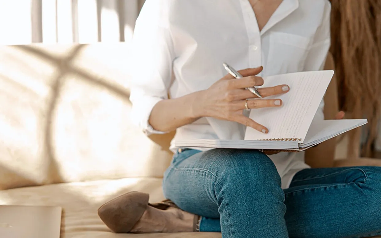 Tự phản chiếu và viết nhật ký là cách hiệu quả để thấu hiểu các giá trị cốt lõi của bản thân