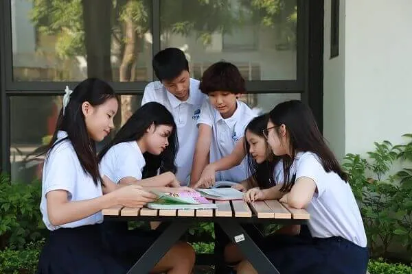 vp_lam-viec-nhom-3 Việc trang bị kỹ năng sống sớm giúp học sinh cấp hai tự tin hơn trong môi trường học đường