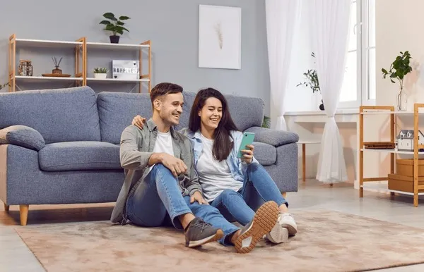 young-happy-couple-sitting-on-600nw-2682799257 Sự thấu hiểu và gắn kết được xây dựng từ việc quản lý cảm xúc đúng cách
